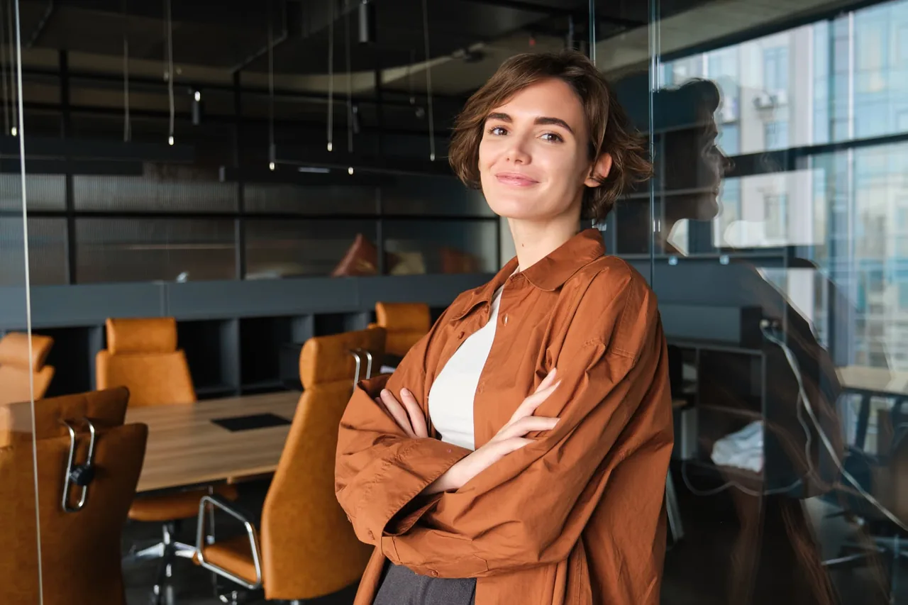 Directiva joven en una sala de reuniones corporativa
