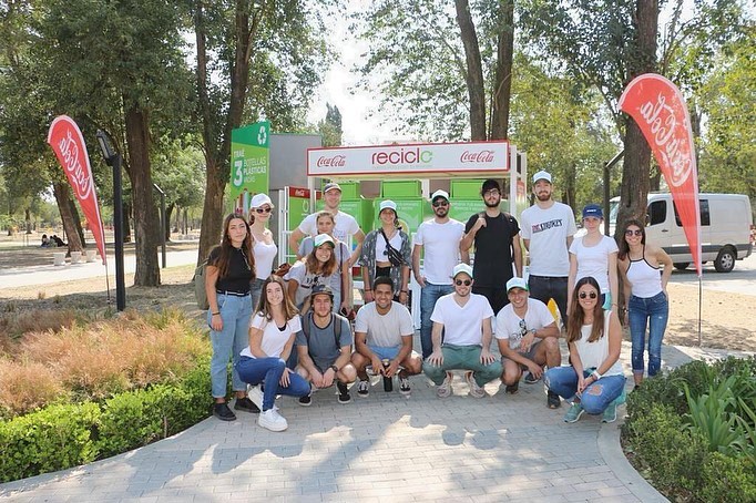 Equipo Greentech junto a Coca-Cola en actividad de reciclaje